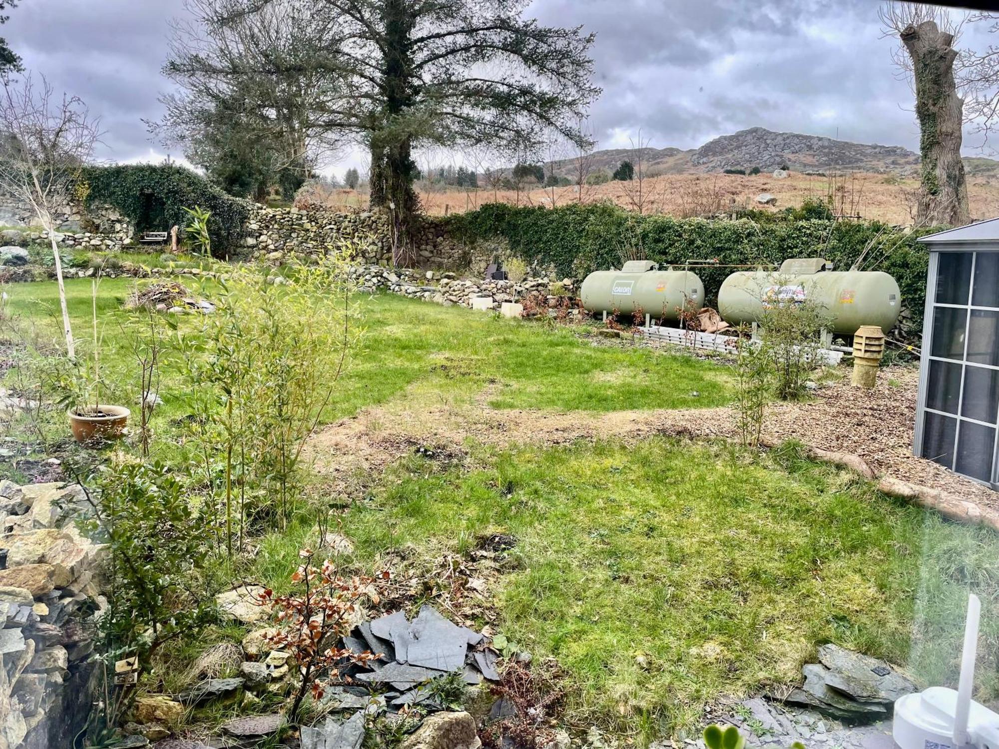 Spacious 3 Bedroom Garden Apartment In Snowdonia National Park Garndolbenmaen Bagian luar foto